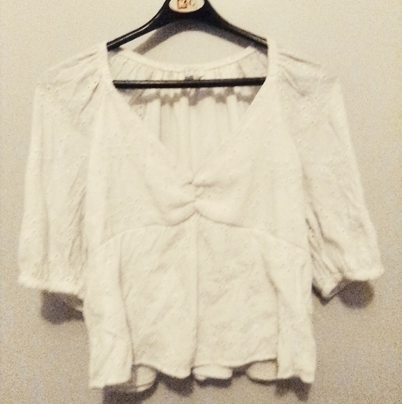 This is a Sofía all white crop top blouse - Picture 1 of 7
